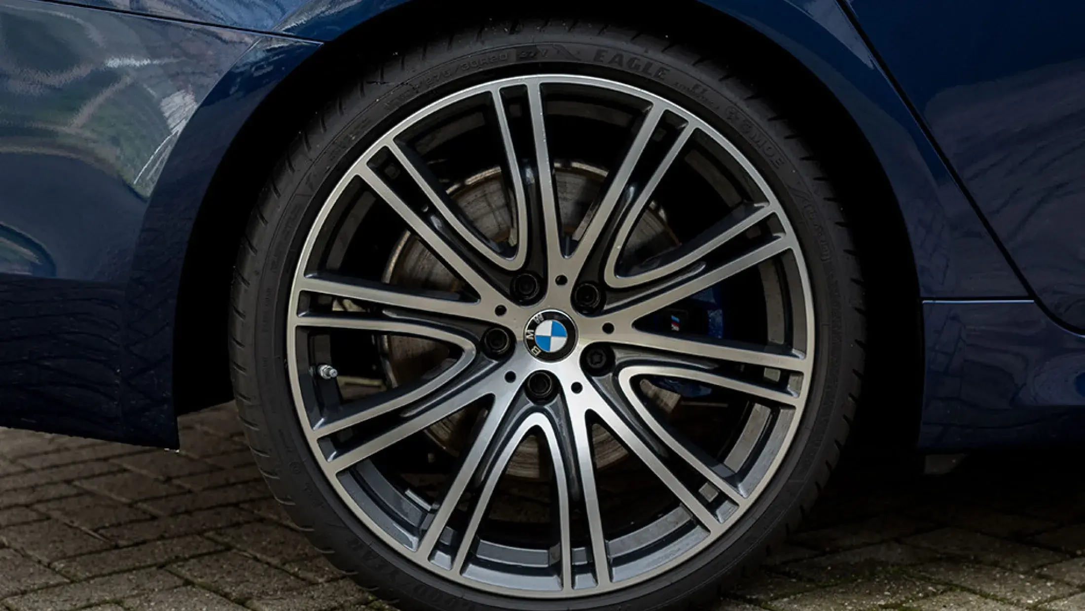 BMW 540i Touring xDrive G31 Mediterran Blauw Elfenbeinwei Bergwerff
