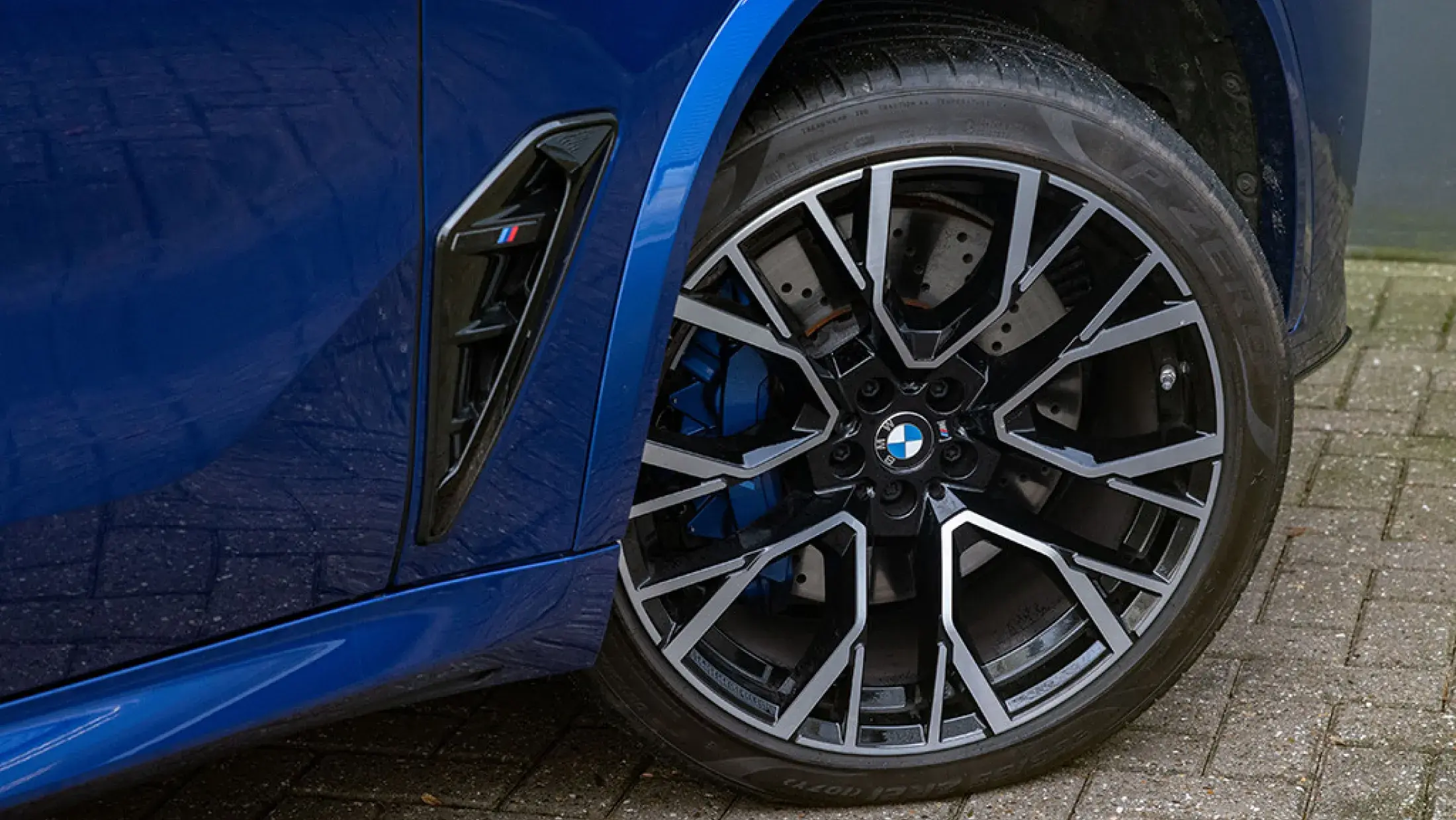 BMW X5 M Competition F95 Marina Bay Blue Merino Silverstone volleder SUV Bergwerff