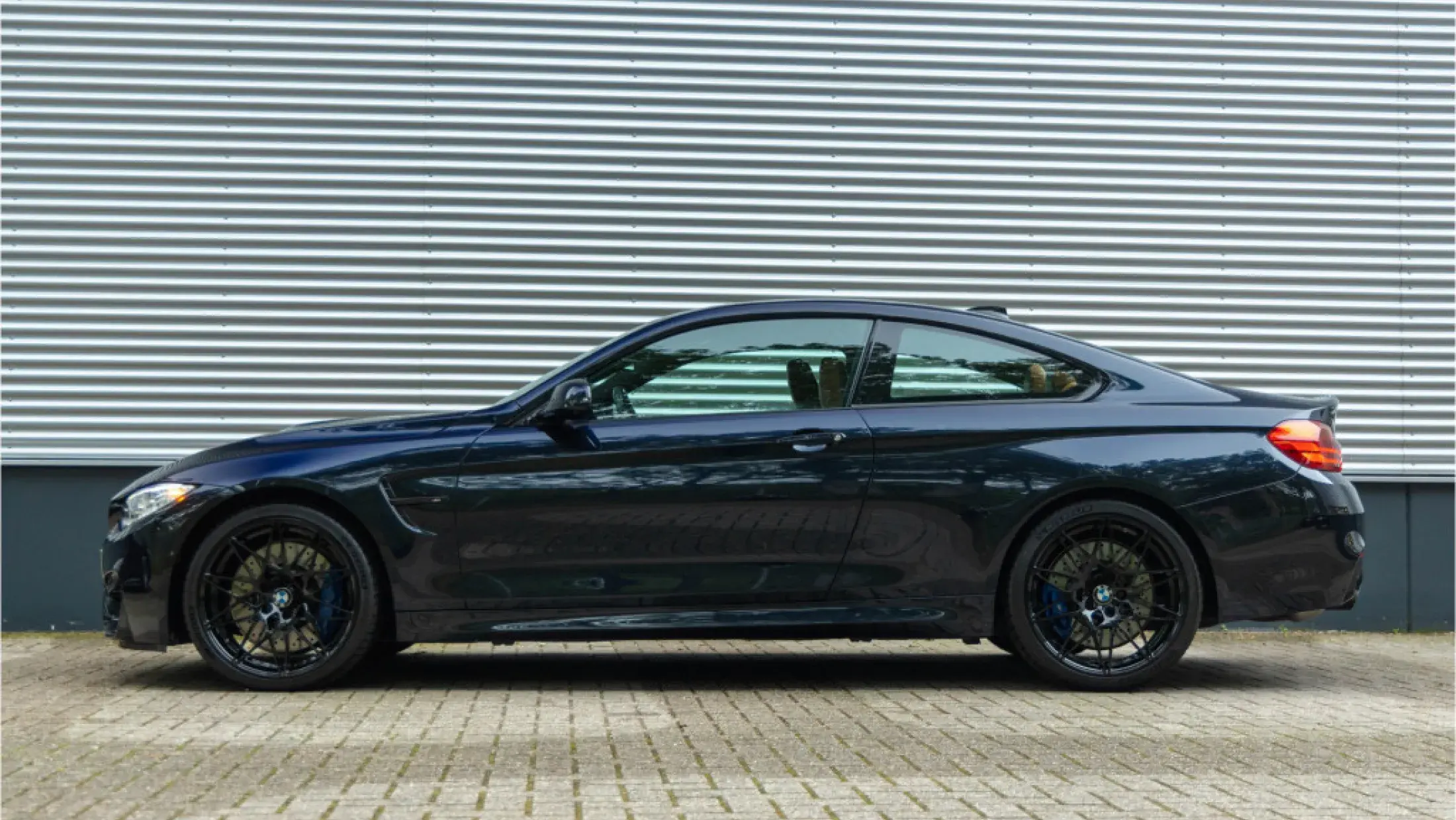 BMW M4 Coupe Individual Azurite Black Metallic uitgebreid lederen bekleding Amarobraun F32