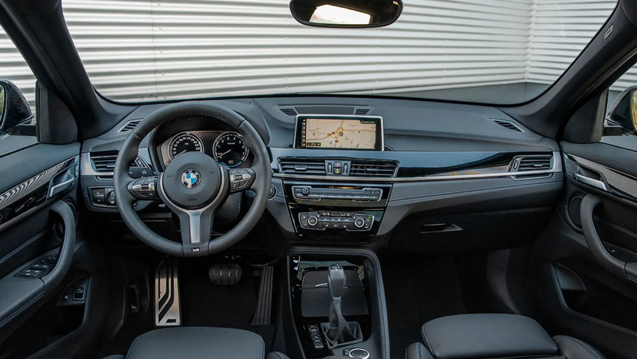 BMW X1 xDrive25e mineral Grey Leder Dakota Schwarz Accent Blau geperforeerd SUV F48