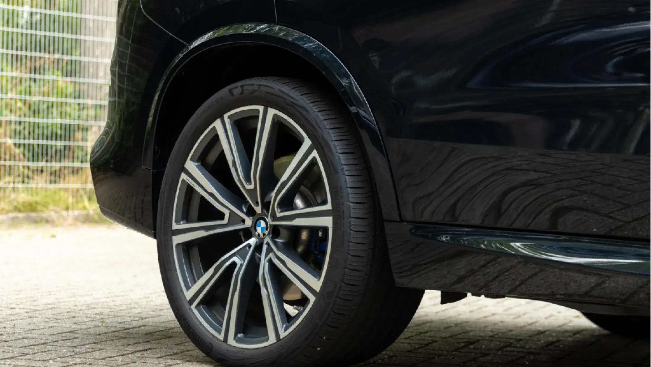BMW X5 Carbon Black Metallic Individual uitgebreid lederen bekleding Tartufo stiksel Schwarz G05