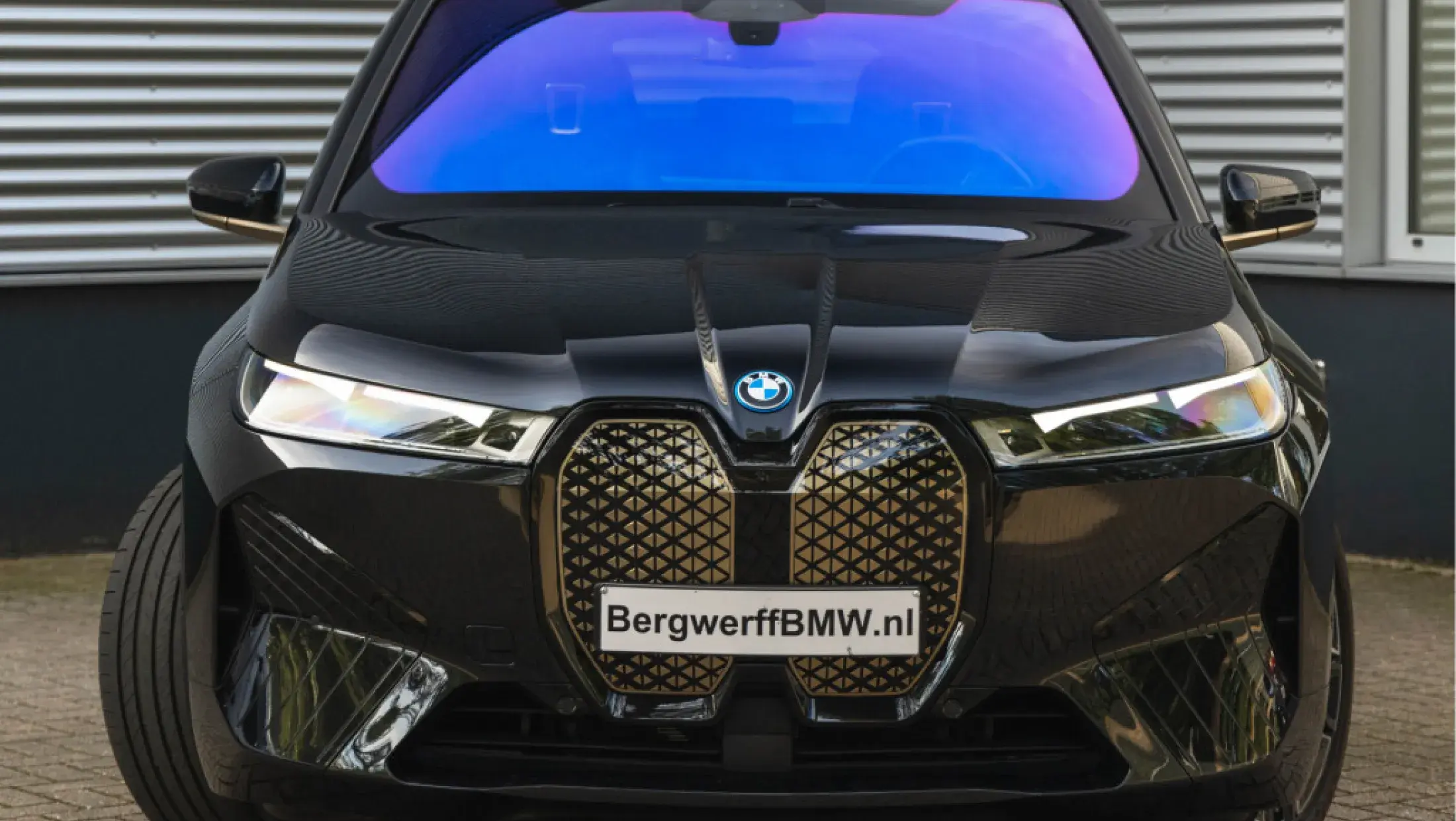 BMW iX xDrive50 - Bowers & Wilkins - black over black 5