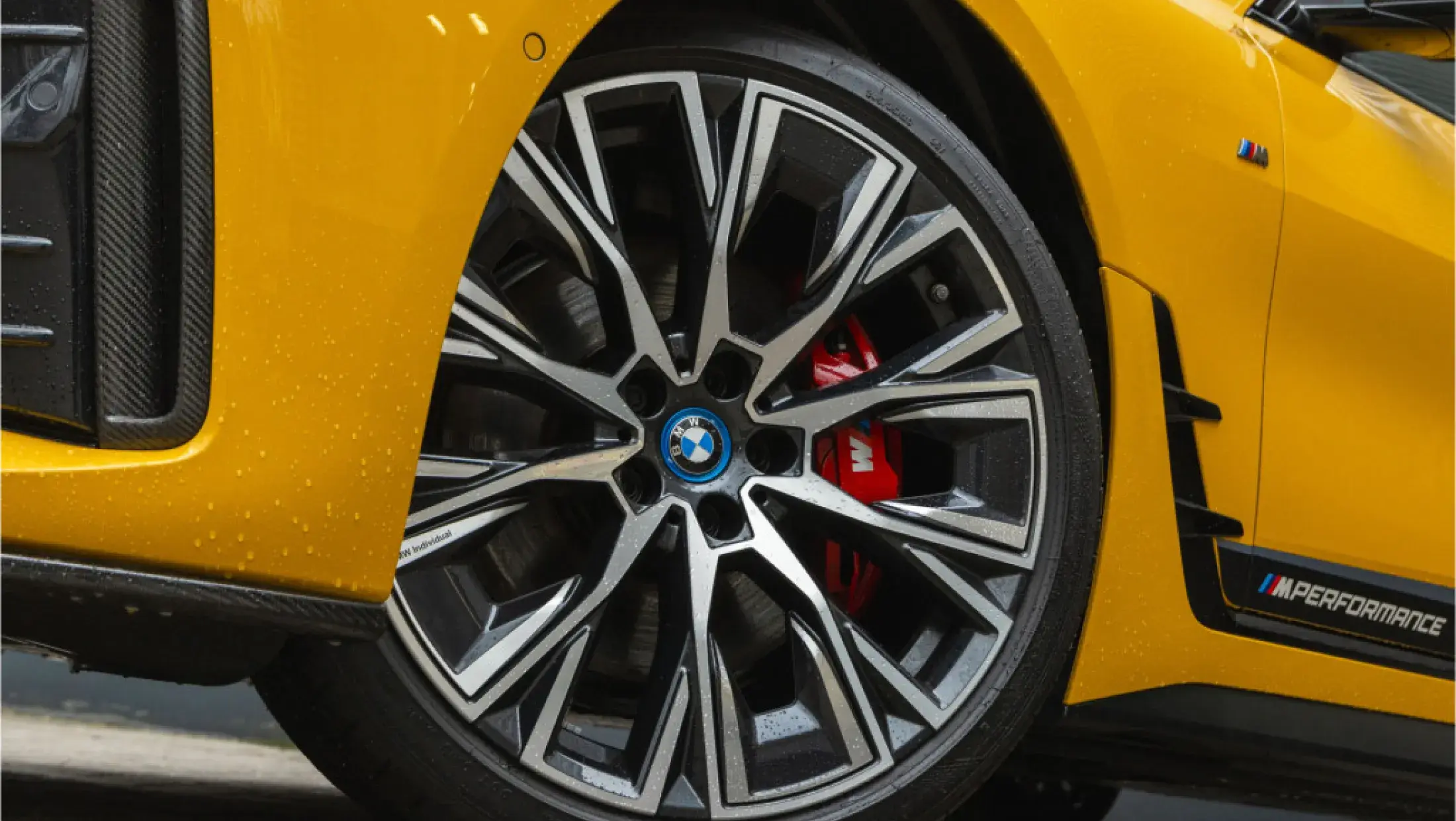 BMW i4 M50 Individual Speed Yellow met M Performance parts G26