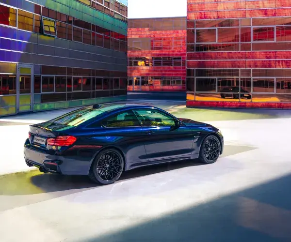 BMW M4 Coupe Individual Azurite Black Metallic uitgebreid lederen bekleding Amarobraun F32