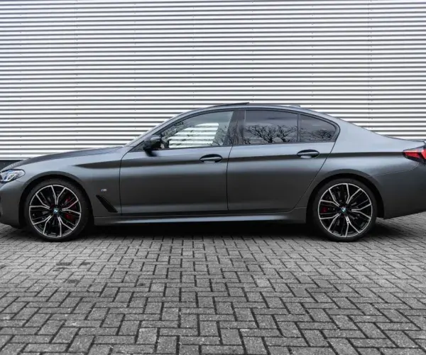 BWM 530i Sedan G30 LCI BMW Individual Frozen Dark Grey BMW Individual vollederen bekleding Tartufo