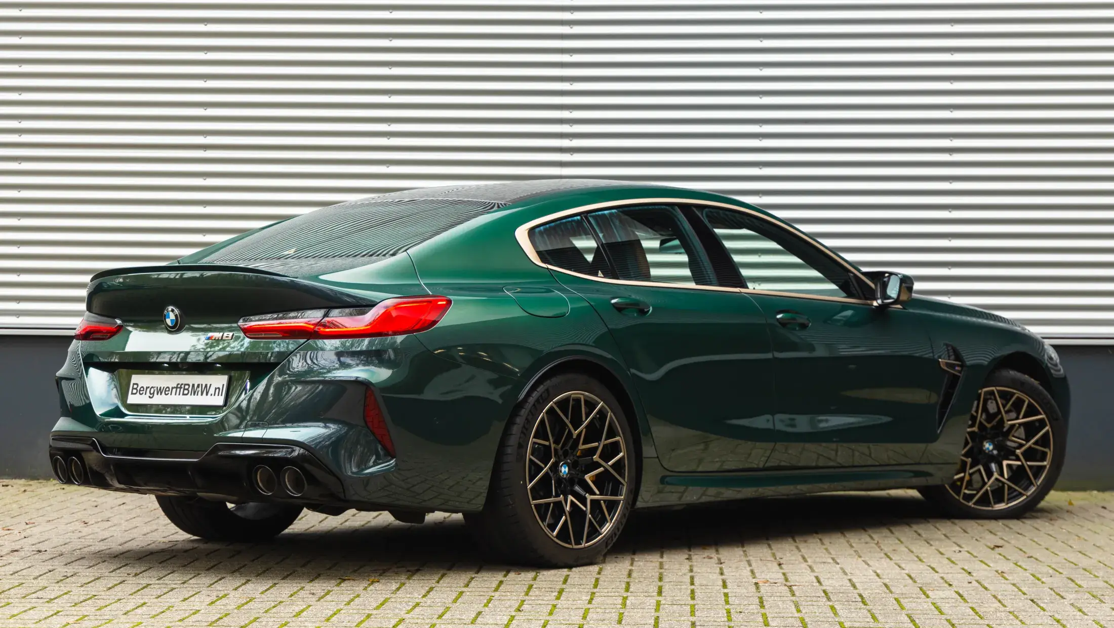 BMW M8 First Edition Aurora Diamond Green Metallic Taruma Brown Merino Leder  (2)