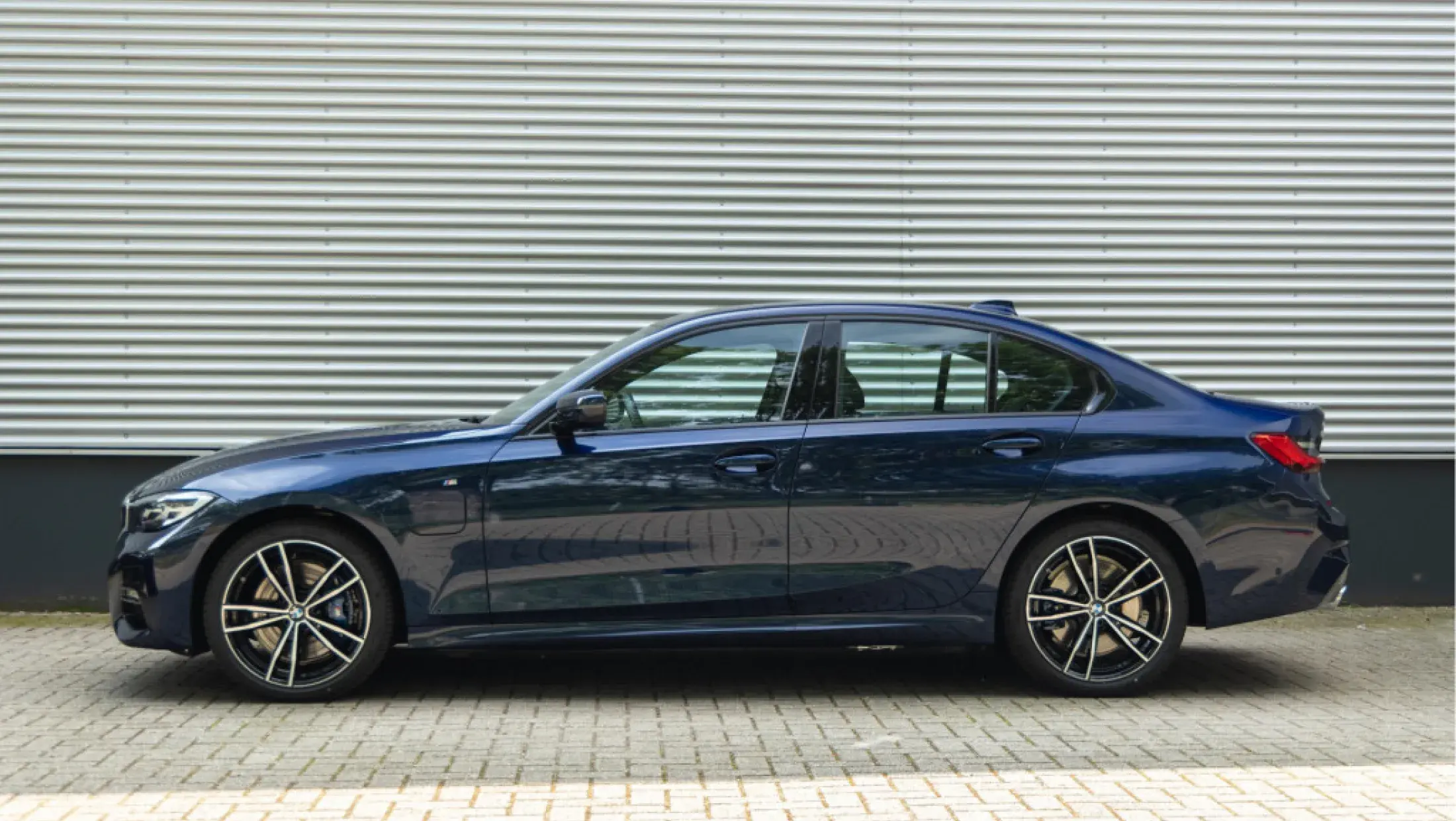 BMW 330e Individual Tanzanite Blue metallic Alcantara Sensatec schwarz G20 Sedan Bergwerff