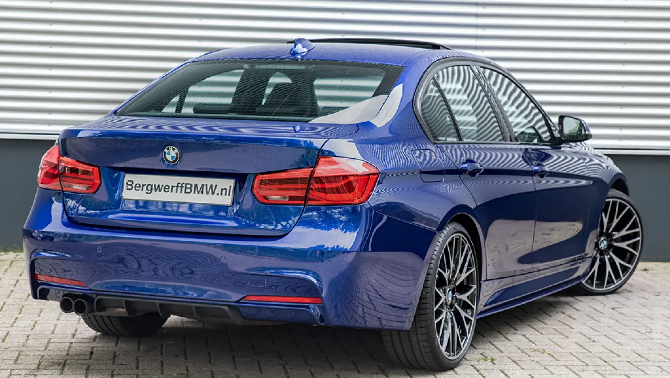 BMW 330e M Performance Individual San Marino Blauw Dakota schwarz leder Bergwerff Gorinchem