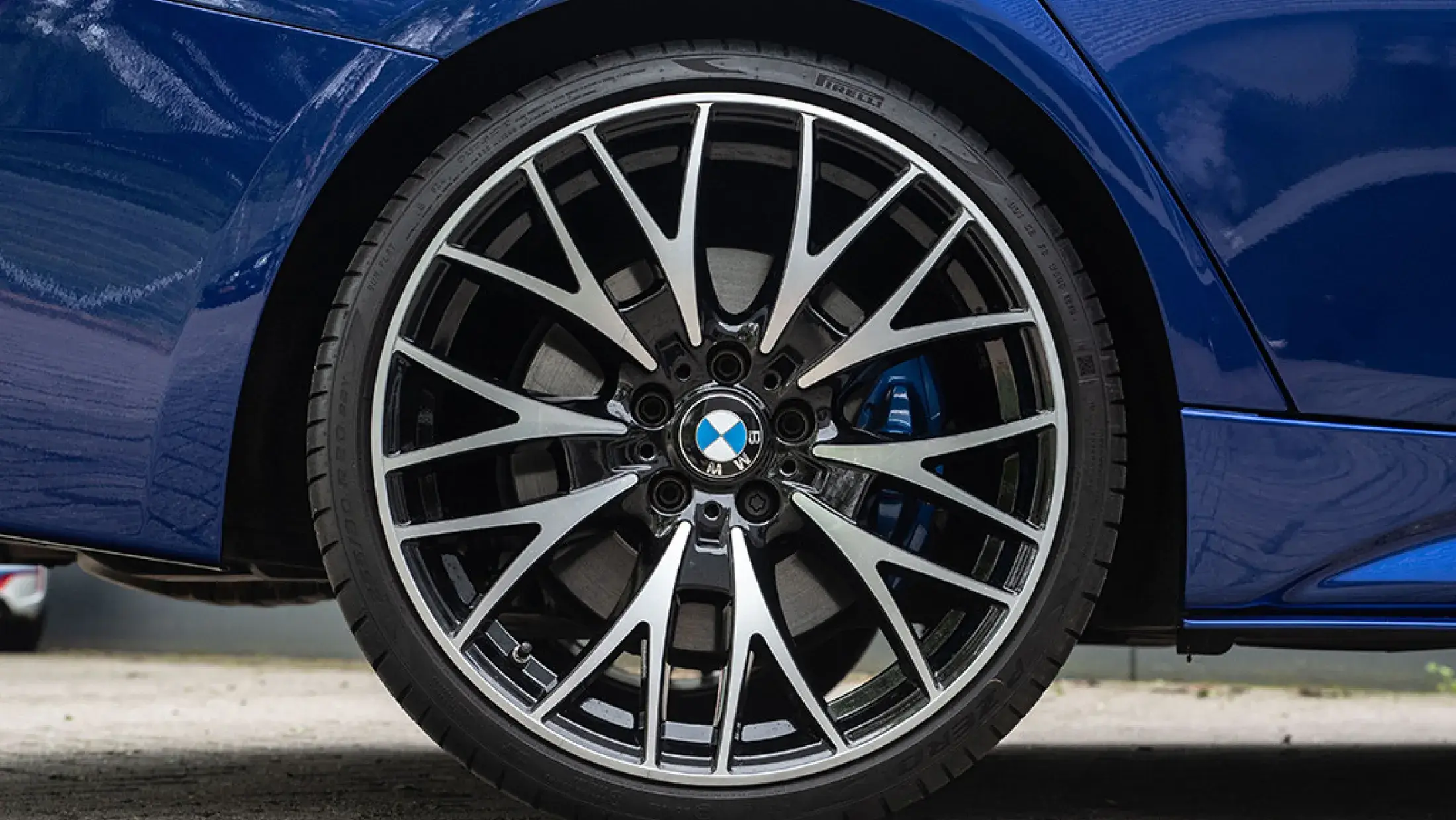 BMW 330e M Performance Individual San Marino Blauw Dakota schwarz leder Bergwerff Gorinchem