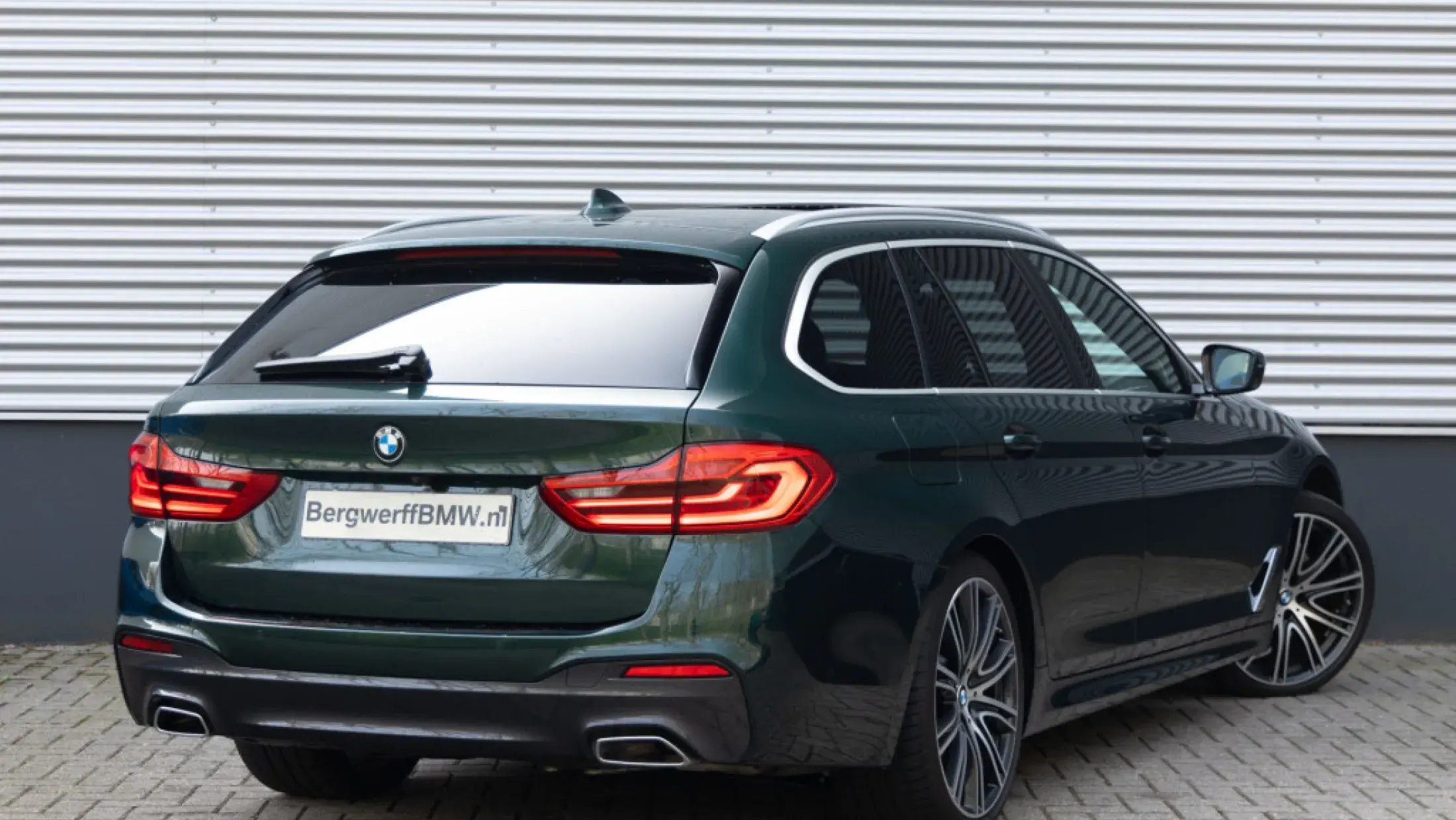 BMW 530i Touring G31 BMW Individual Peridot Green BMW Individual vollederen bekleding Tartufo