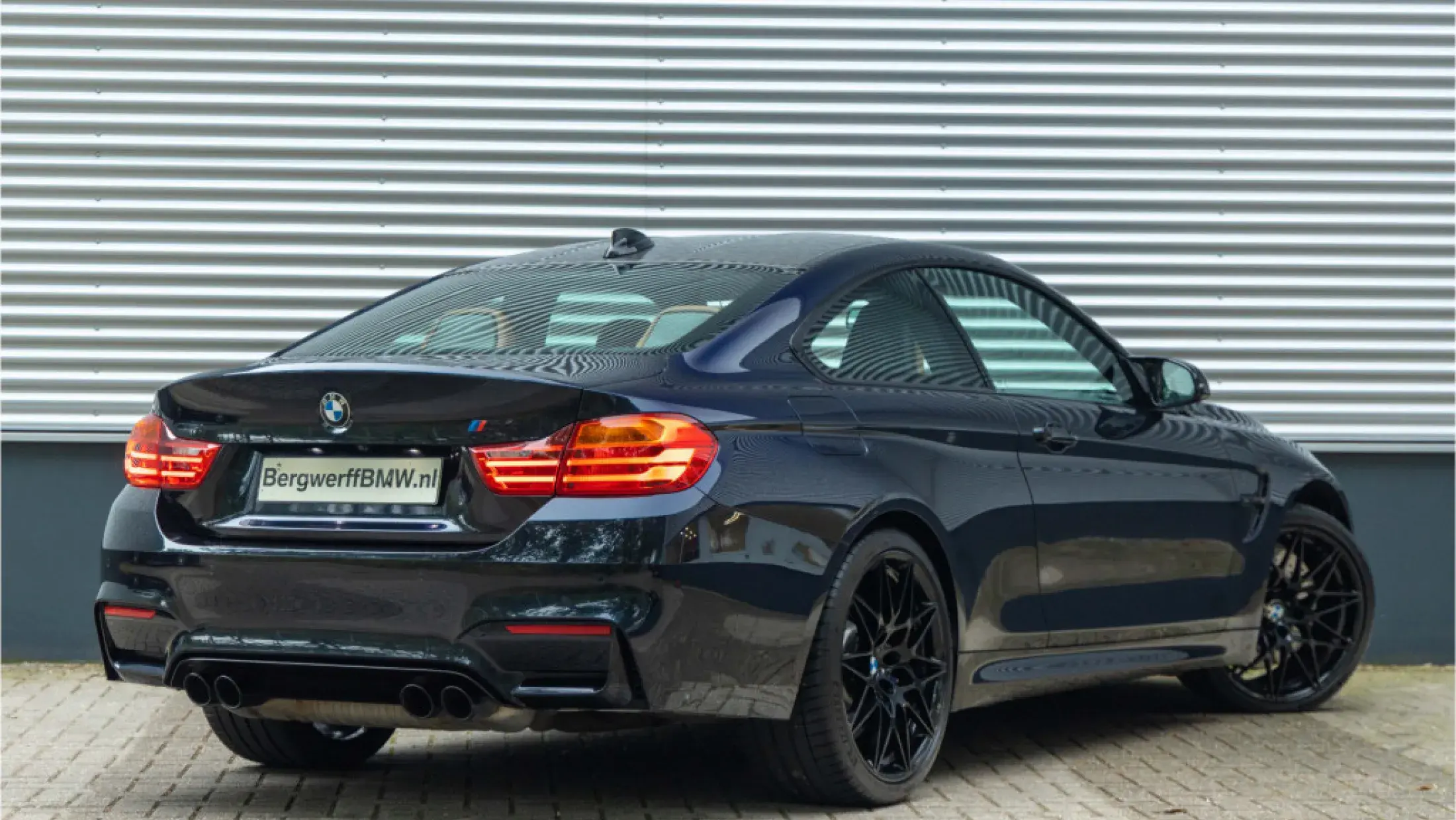 BMW M4 Coupe Individual Azurite Black Metallic uitgebreid lederen bekleding Amarobraun F32