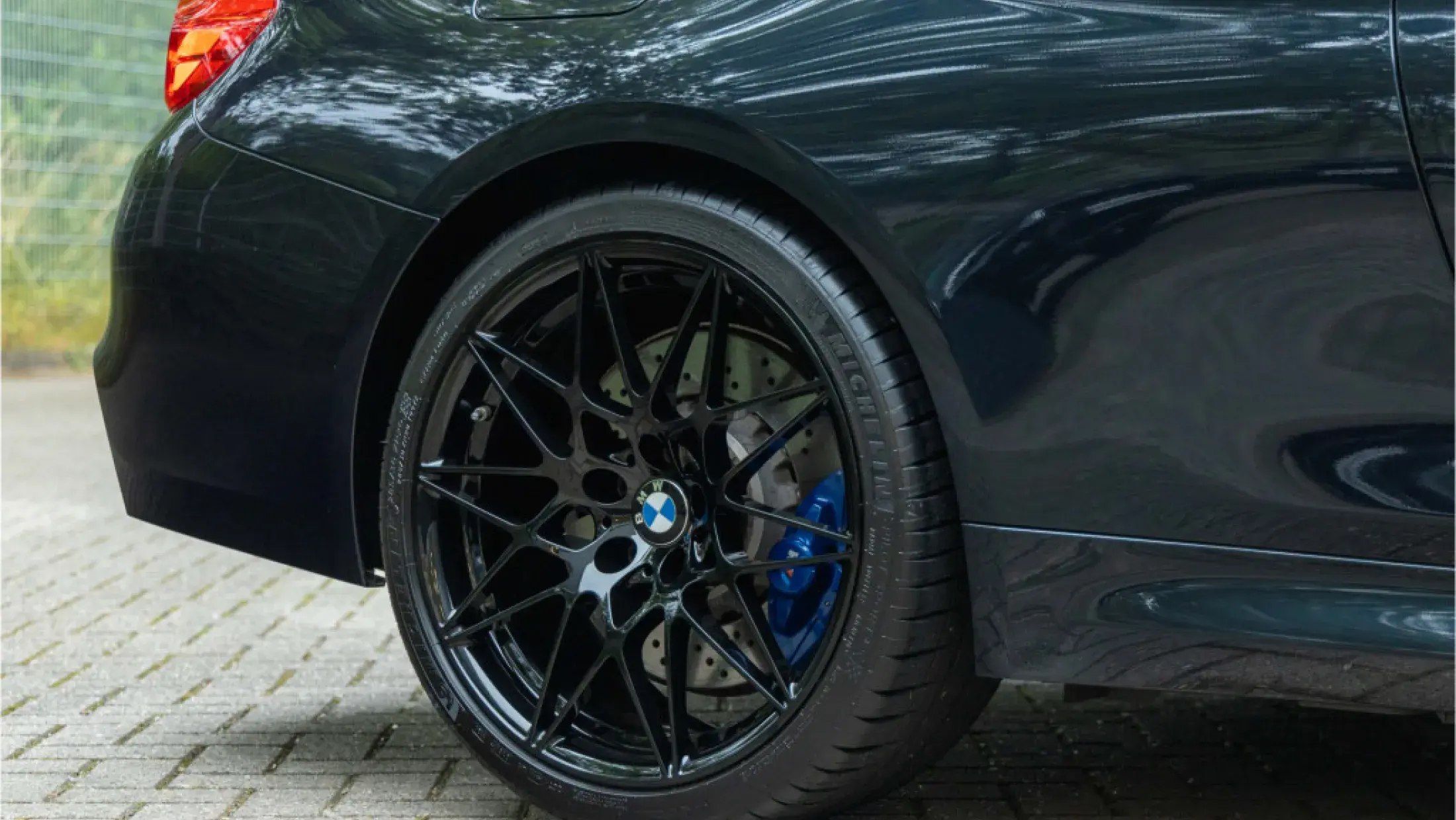 BMW M4 Coupe Individual Azurite Black Metallic uitgebreid lederen bekleding Amarobraun F32