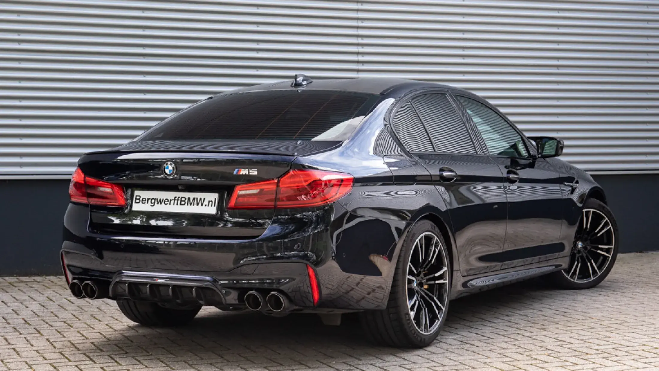 BMW M5 Sedan Carbon Brakes Akrapovic Volleder Merino Silverstone II Azuritschwarz F90 Bergwerff