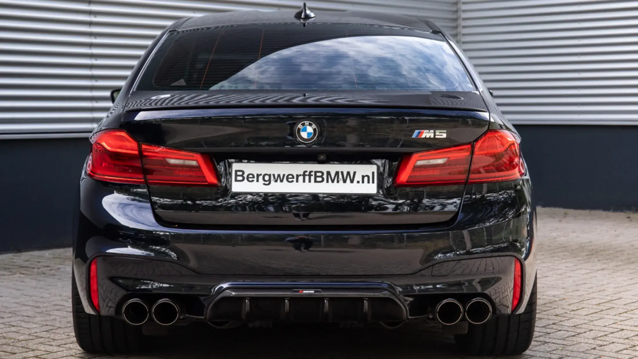 BMW M5 Sedan Carbon Brakes Akrapovic Volleder Merino Silverstone II Azuritschwarz F90 Bergwerff