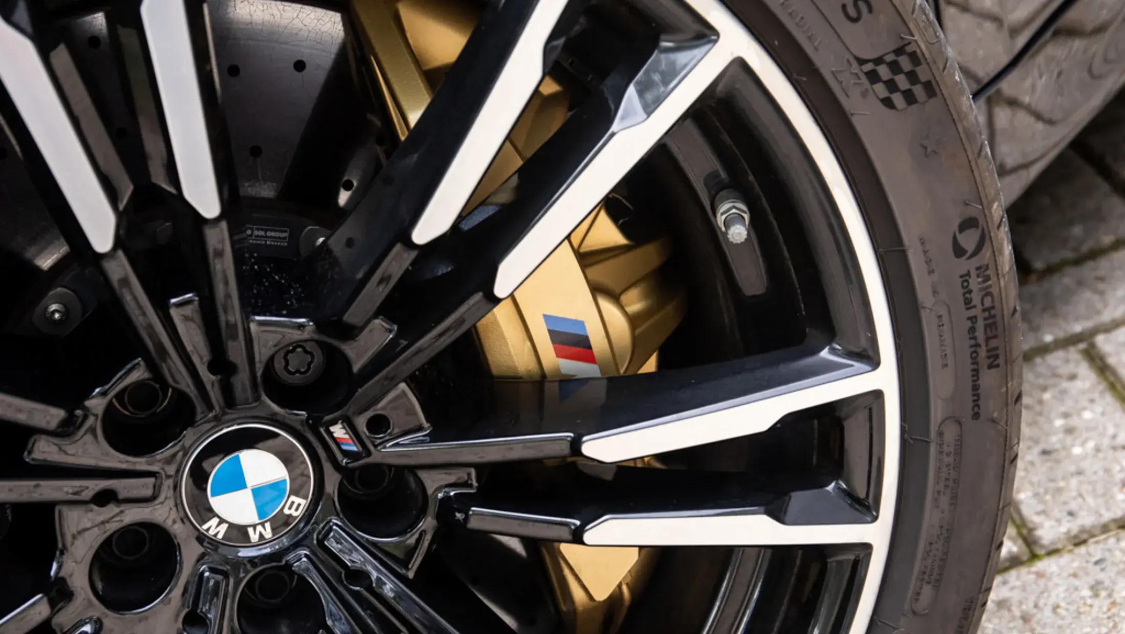 BMW M5 Sedan Carbon Brakes Akrapovic Volleder Merino Silverstone II Azuritschwarz F90 Bergwerff