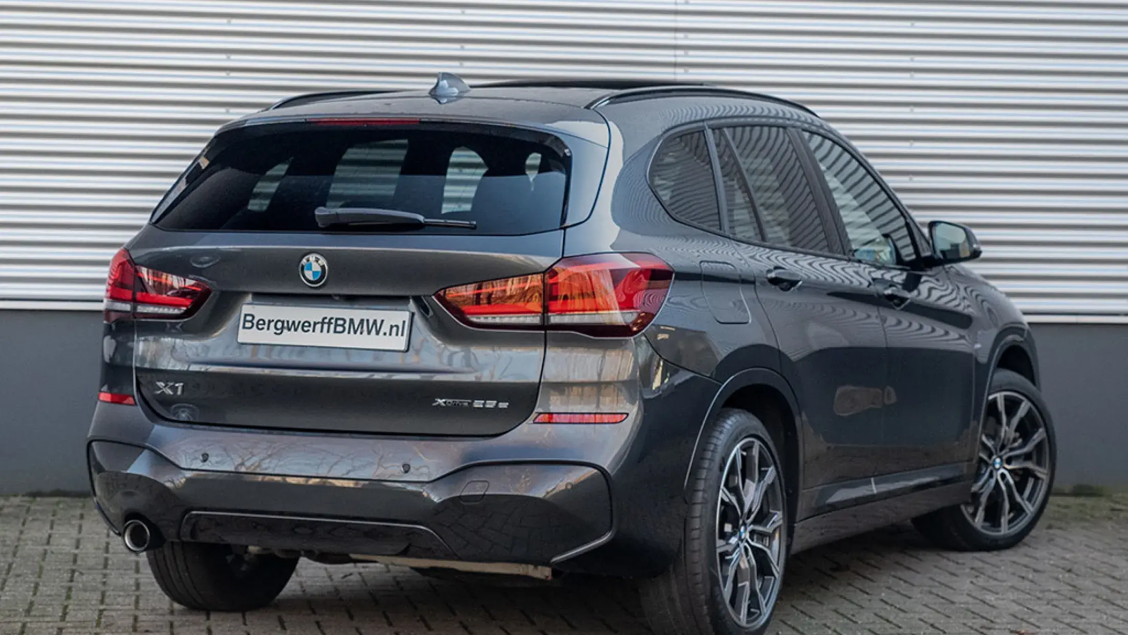 BMW X1 xDrive25e mineral Grey Leder Dakota Schwarz Accent Blau geperforeerd SUV F48