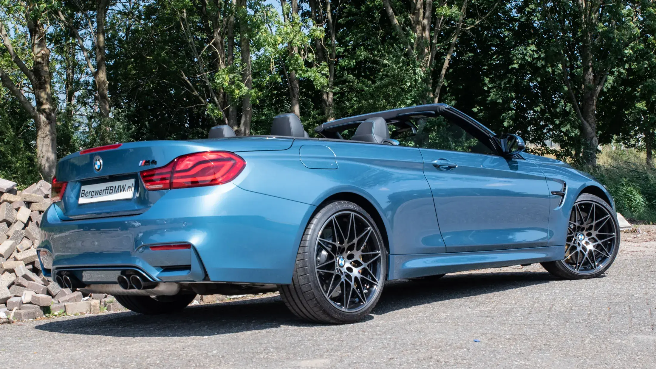 BMW M4 Competition Cabrio Individual Maldives Bleu Metallic F83 Volleder Merino Amarobrown