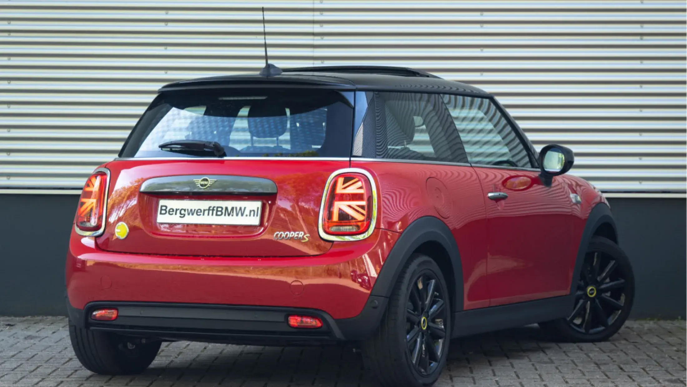 MINI Electric Yours Chili red Yours leer lounge carbon black F57 Cooper SE Bergwerff