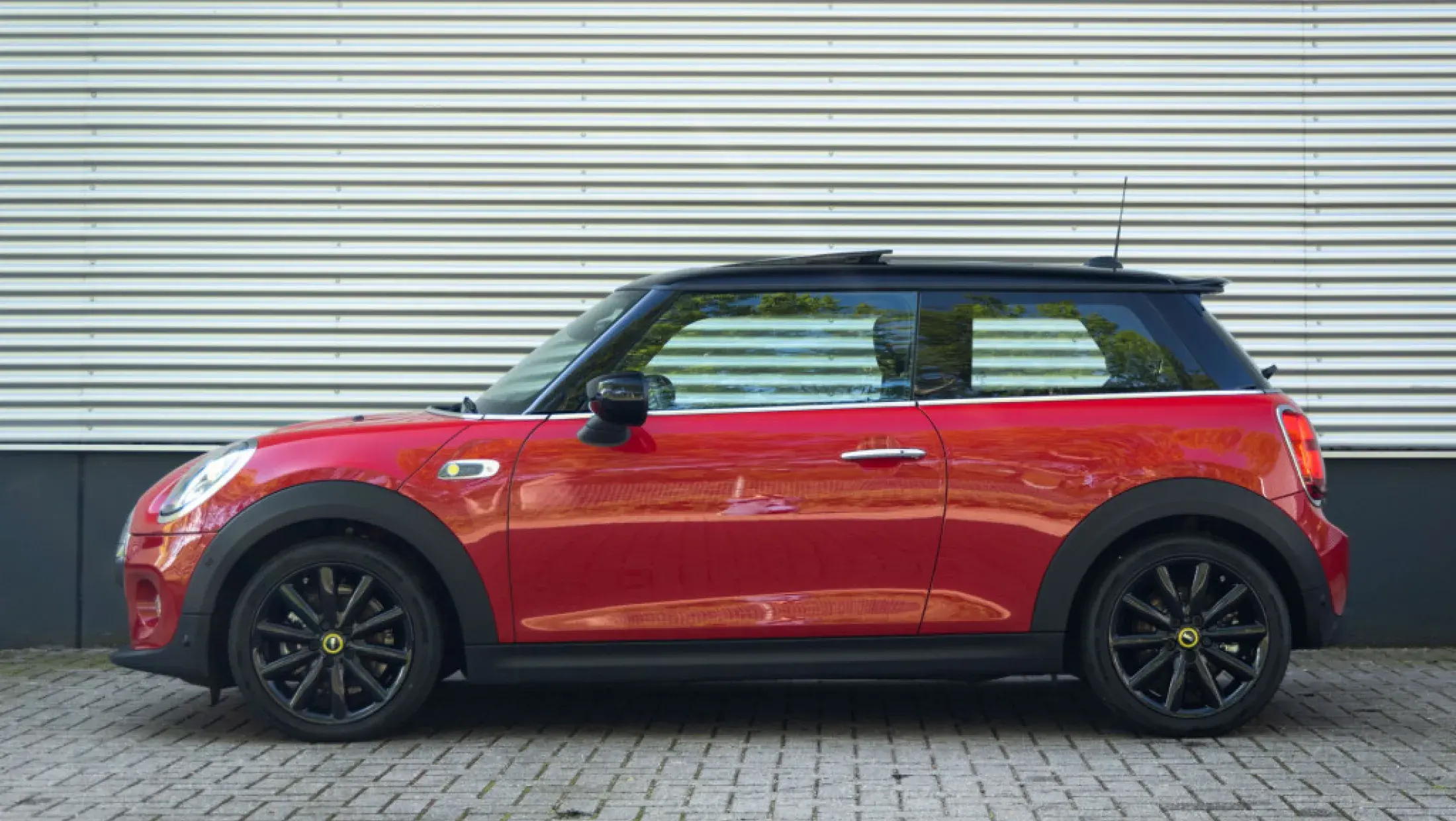 MINI Electric Yours Chili red Yours leer lounge carbon black F57 Cooper SE Bergwerff