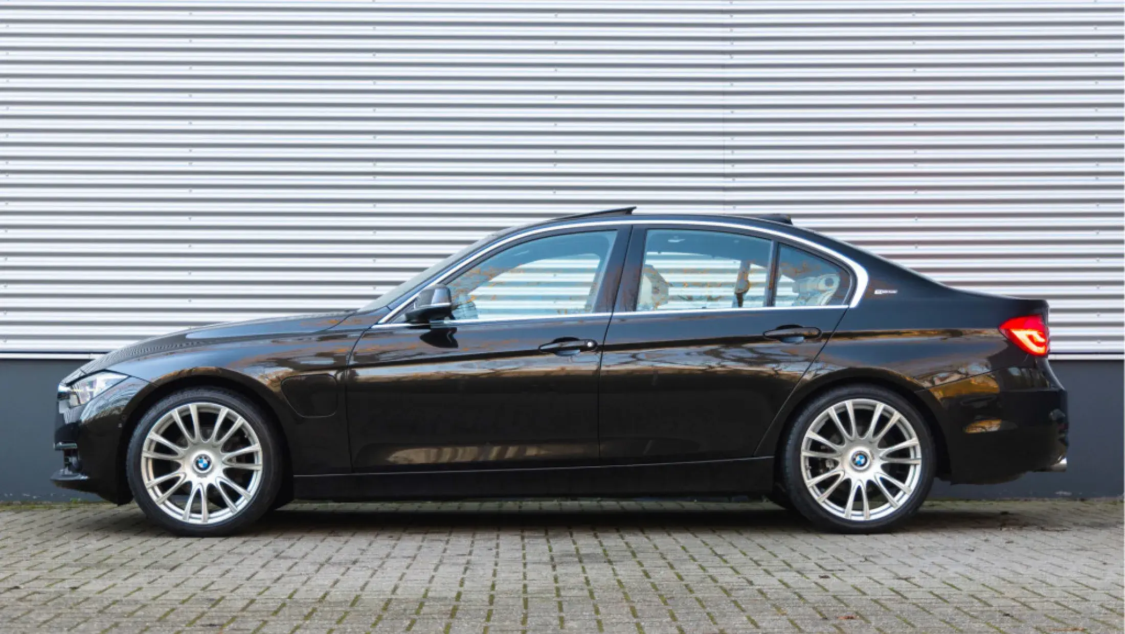 BMW 330e F30 Sedan Citrin Black Pearl BMW Individual erweiterte Lederausstattung Opalweiss 