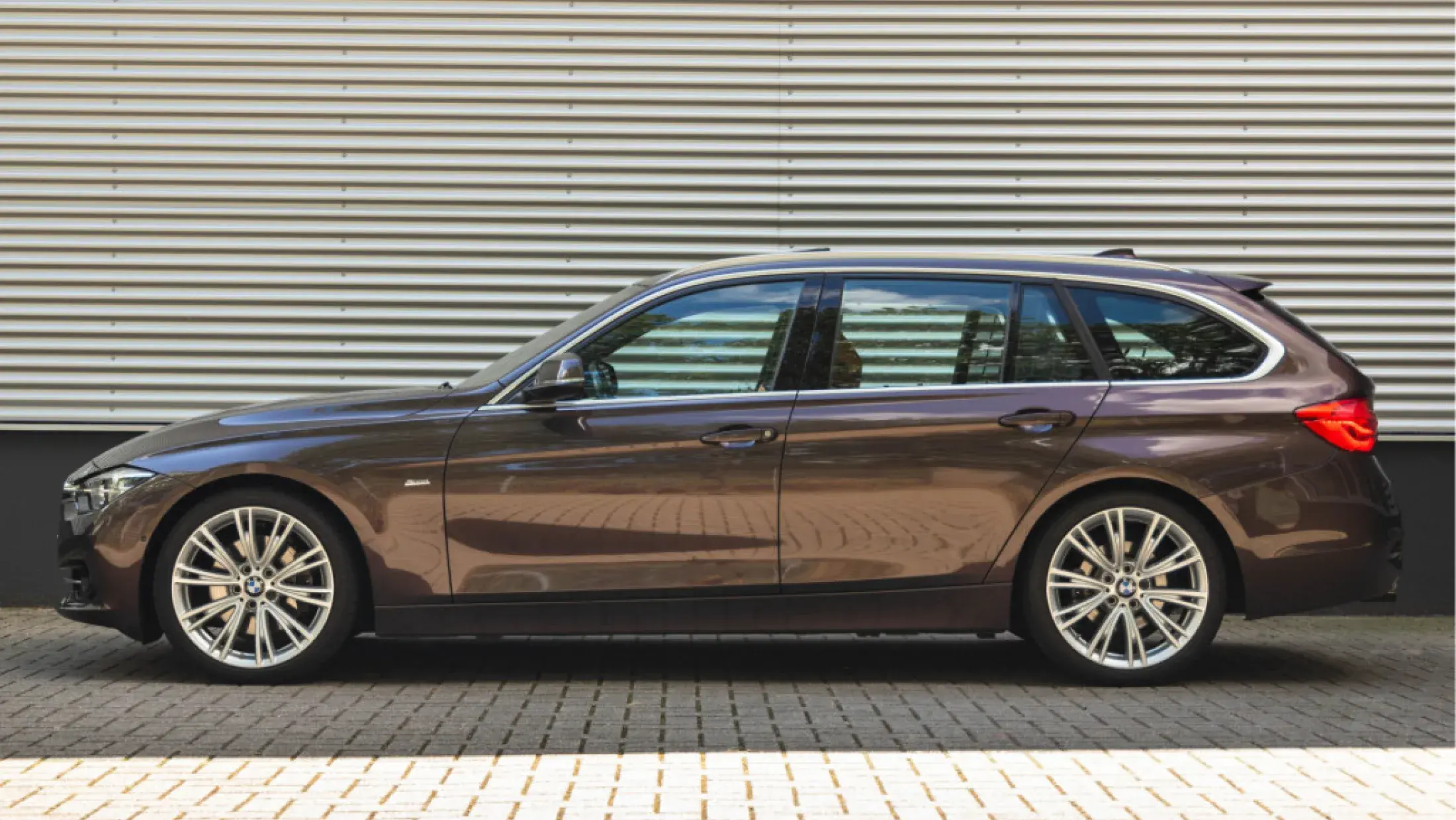 BMW 3-serie Touring 330i Individual Lak + Leder - Panorama - Memoryzetels - Head-up - Trekhaak 7