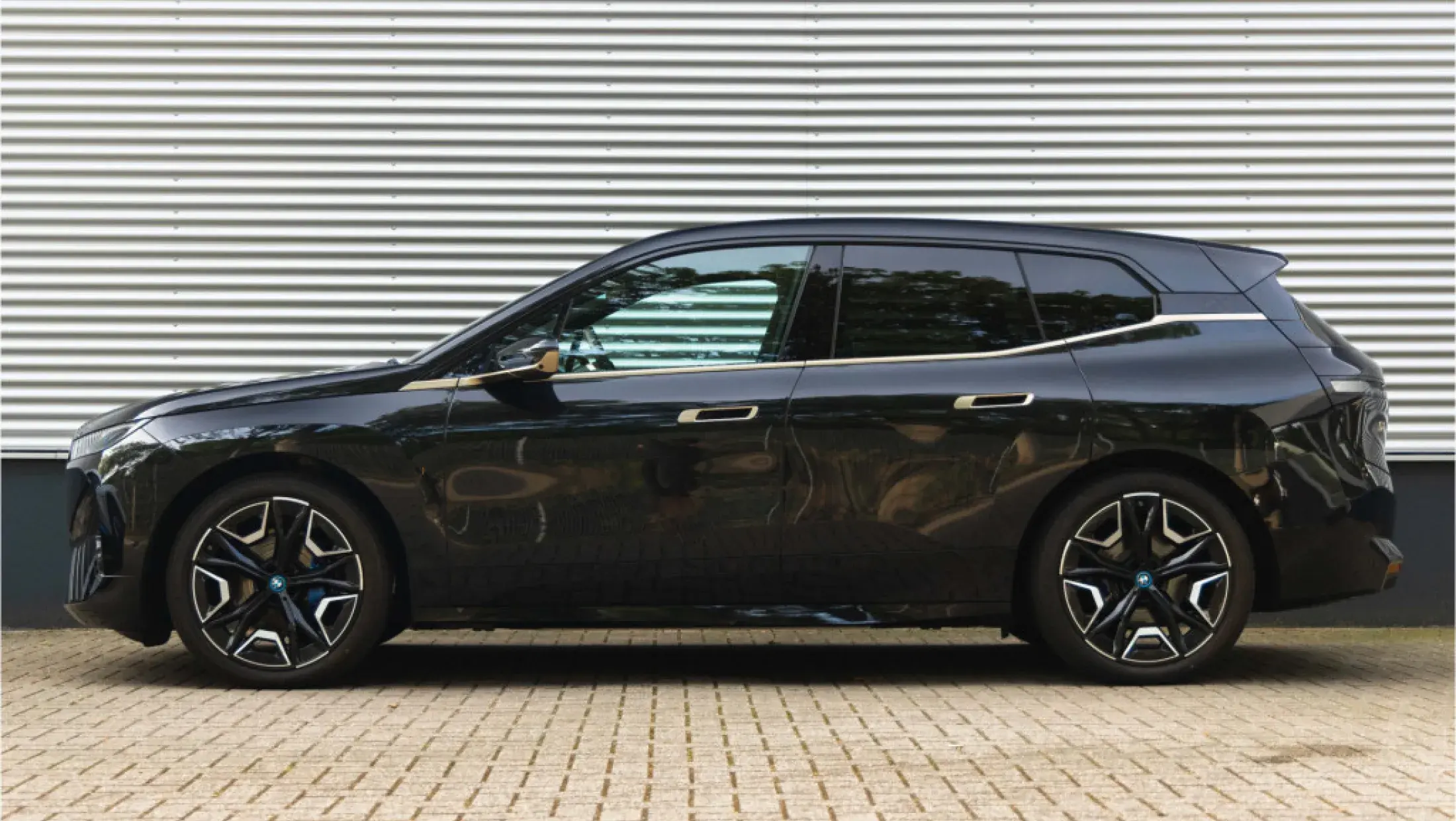 BMW iX xDrive50 - Bowers & Wilkins - black over black 9