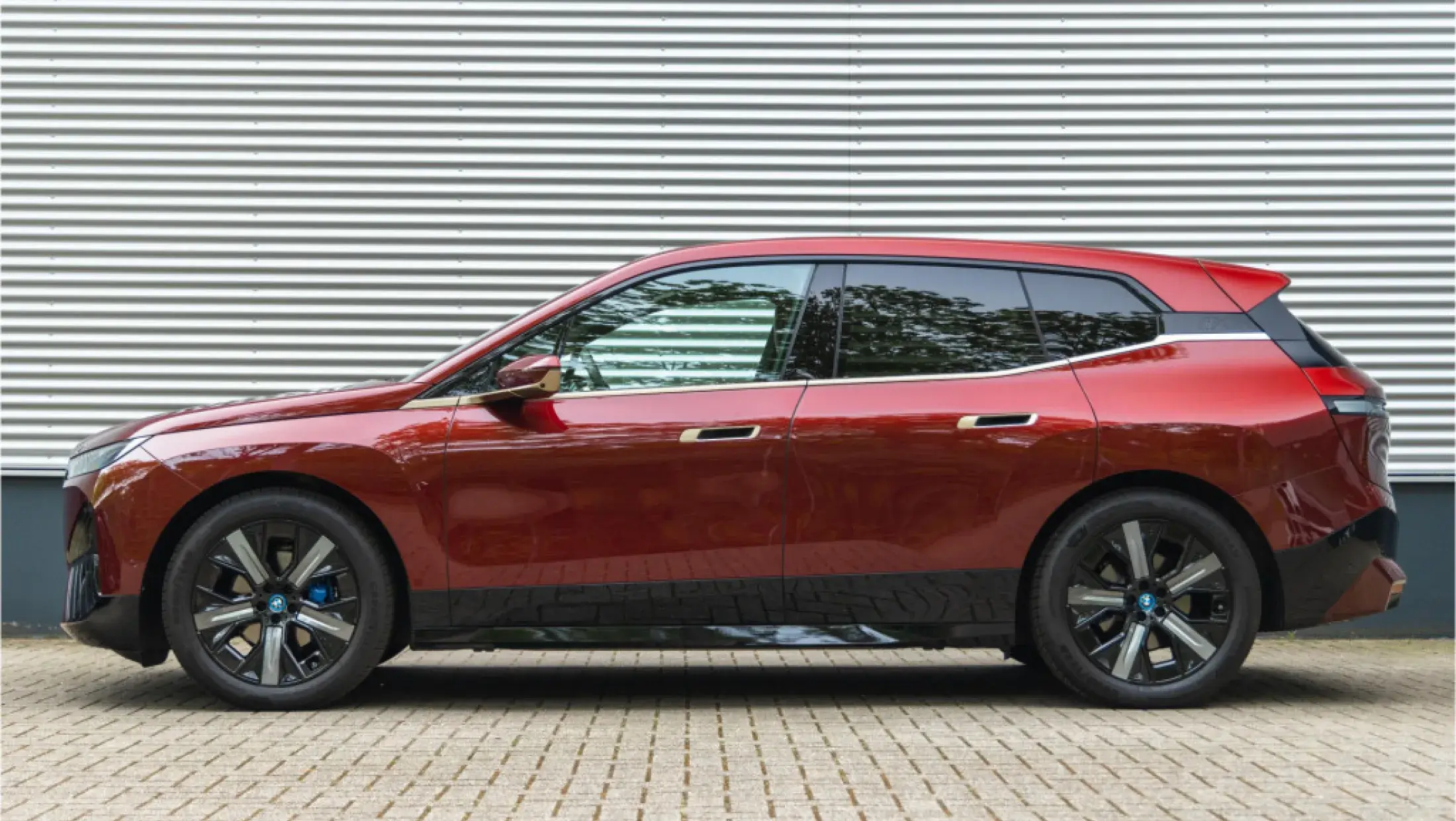 BMW iX xDrive50 High Executive Interieurdesign Suite Castanea Aventurin Red Metallic i20