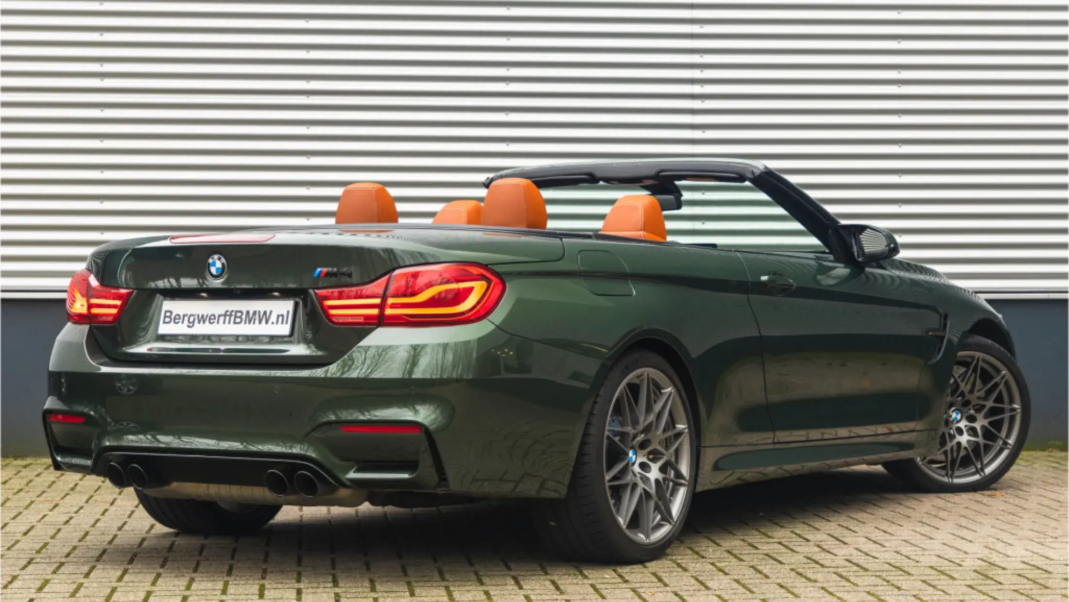 BMW M4 Competition Cabrio Individual Special Request Lakkleur Malachite Green metallic Individual volleder Gold Braun