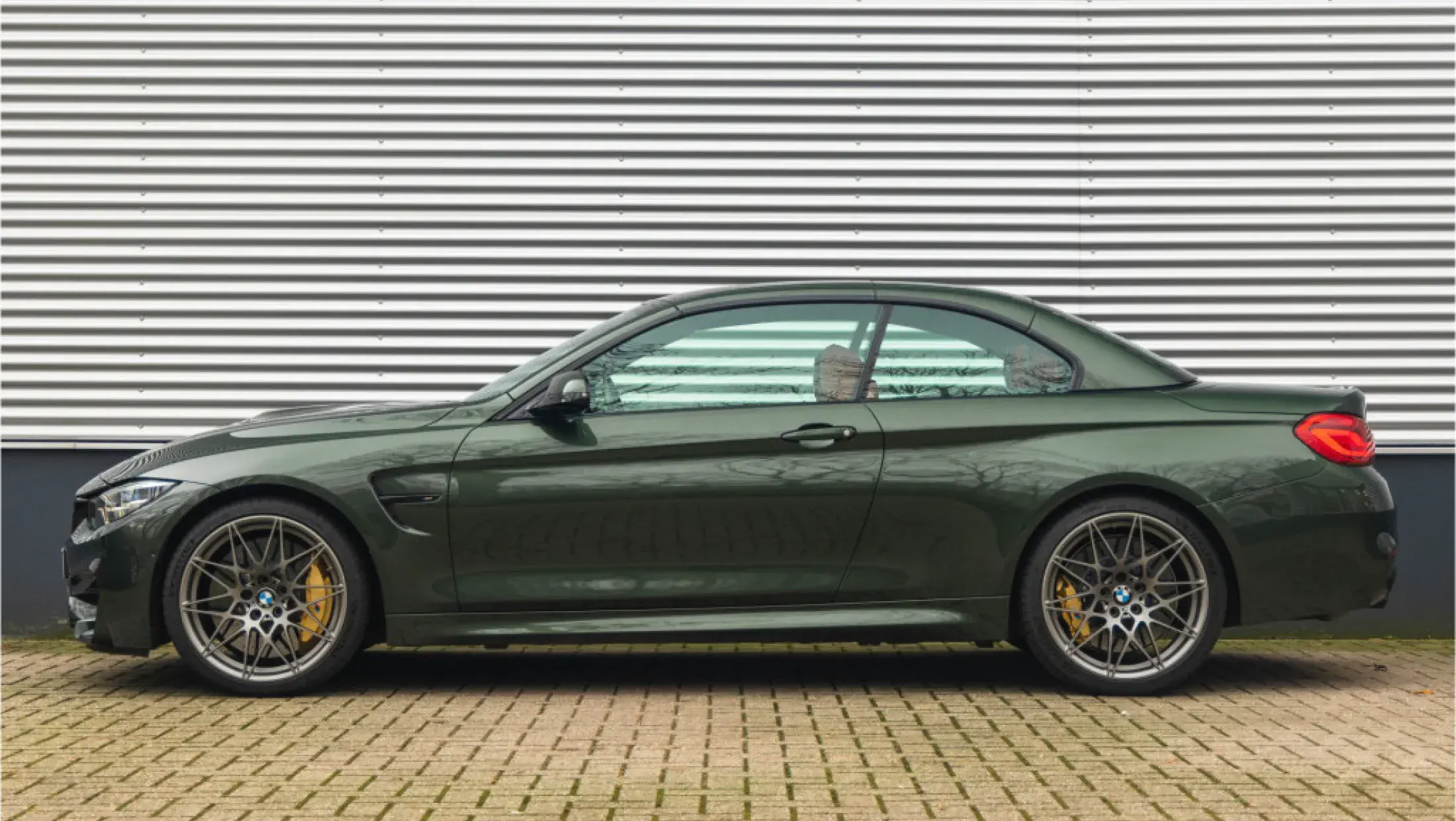 BMW M4 Competition Cabrio Individual Special Request Lakkleur Malachite Green metallic Individual volleder Gold Braun