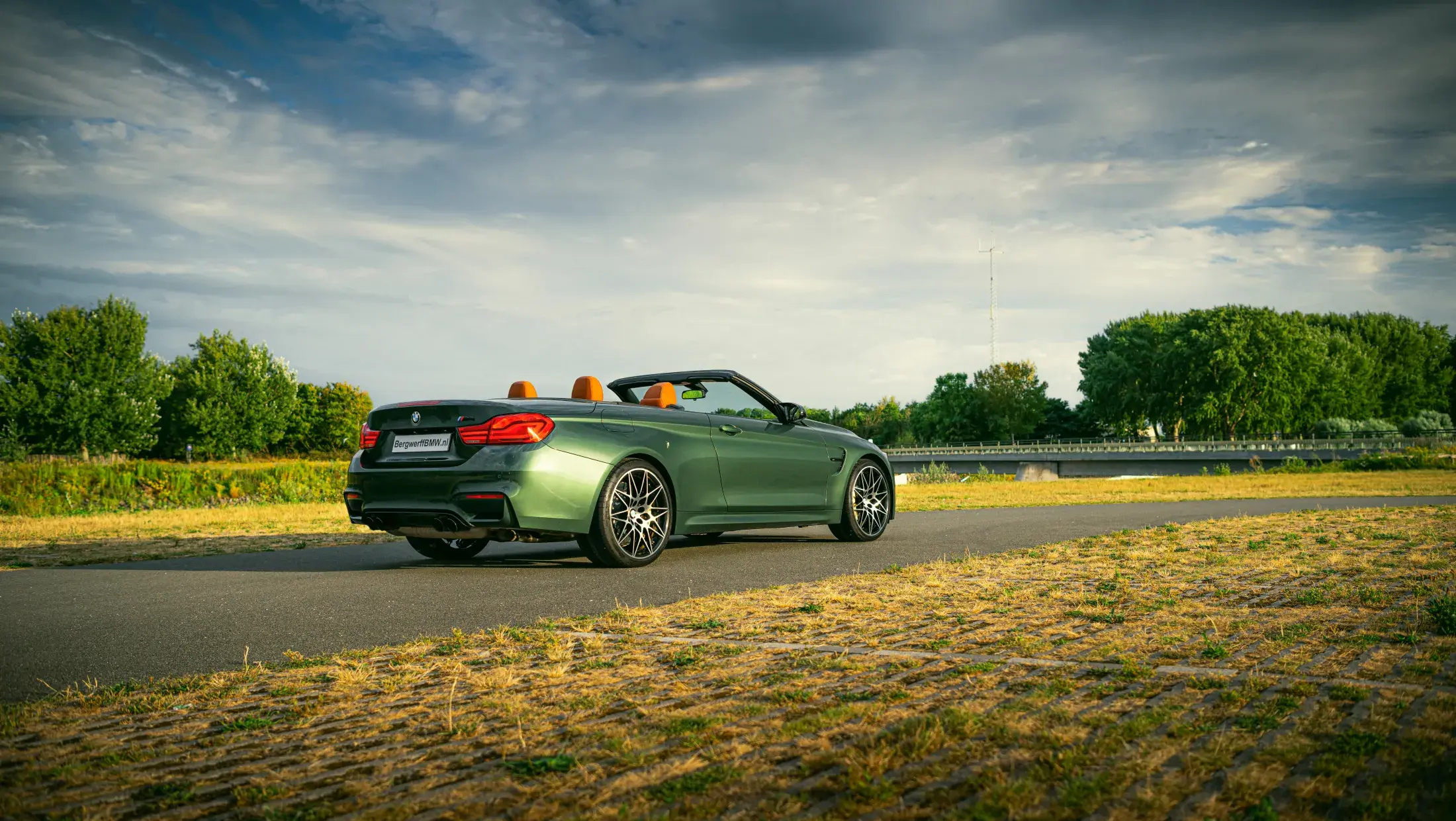 BMW M4 Competition Cabrio Individual Special Request Lakkleur Malachite Green metallic Individual volleder Gold Braun