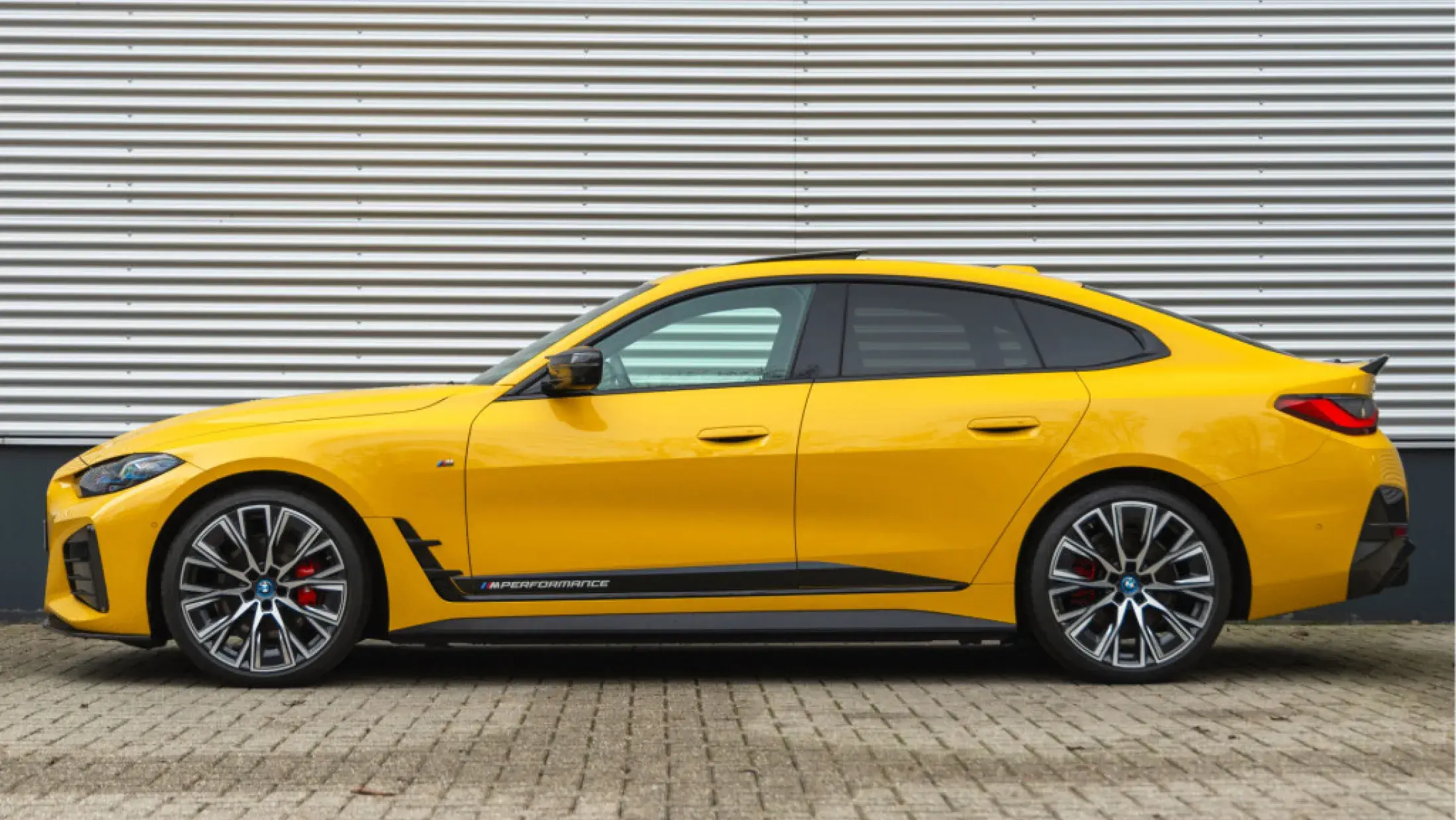 BMW i4 M50 Individual Speed Yellow met M Performance parts G26